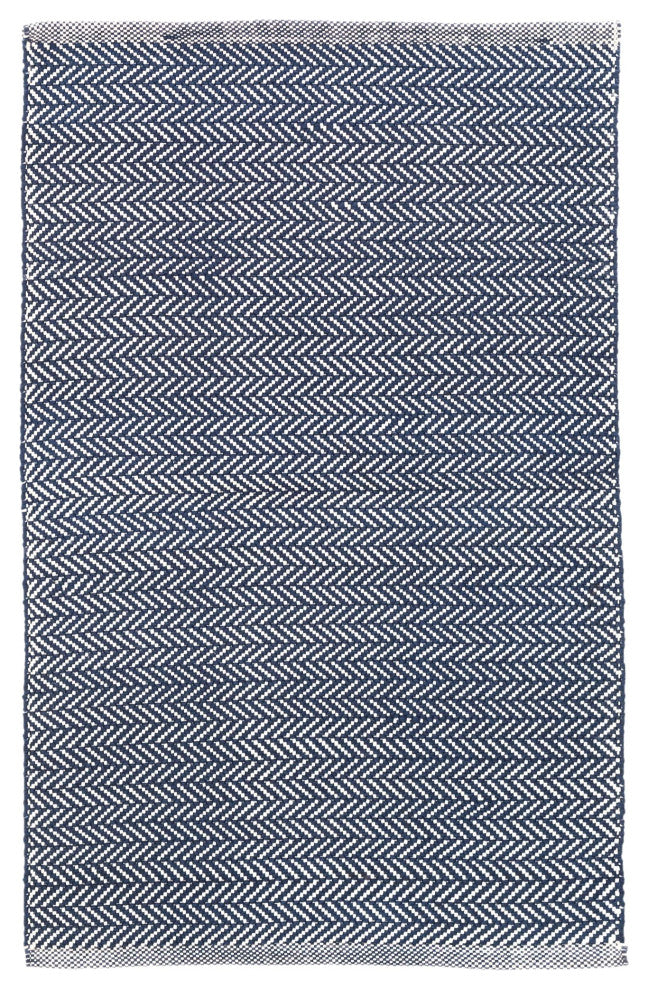 Dash & Albert Herringbone Indigo/White Handwoven Indoor/Outdoor Rug, 5' x 8'