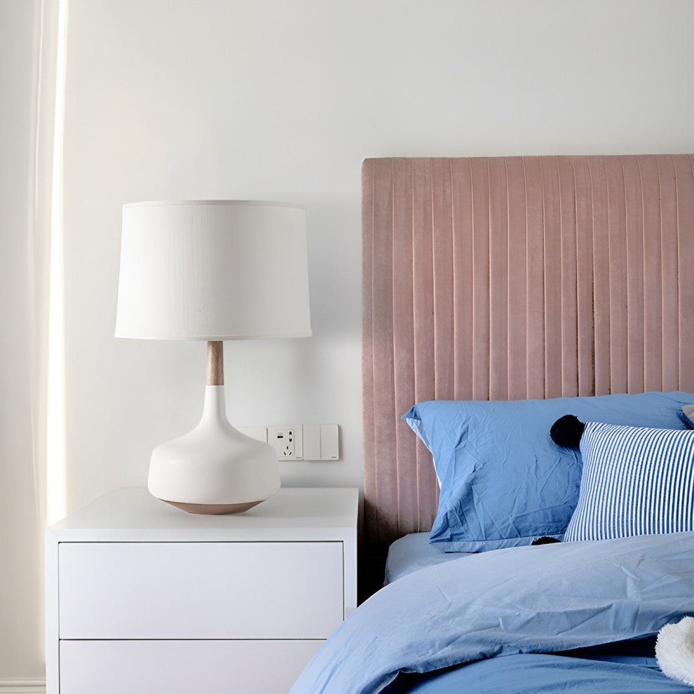 Gstaad | White Simple Desk Lamp in a Nordic Style