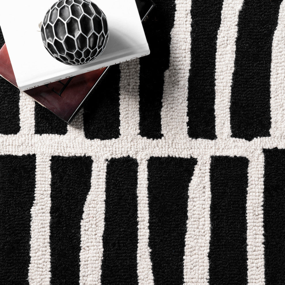 Nuloom Irregular Parallel Bars Area Rug, Black 4'x6'