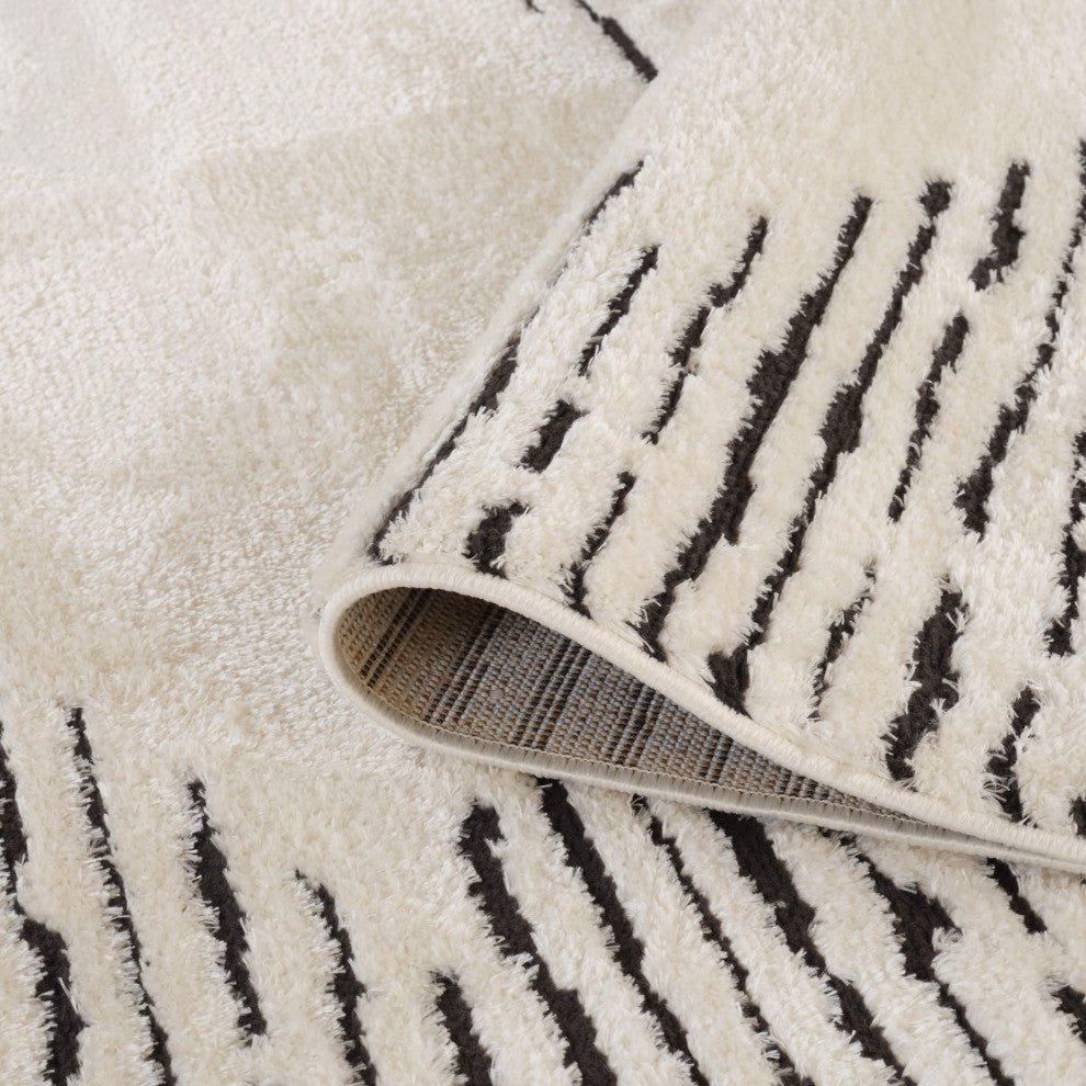 Monotone Moroccan White Power-Loom Area Rug 5' x 7'6"