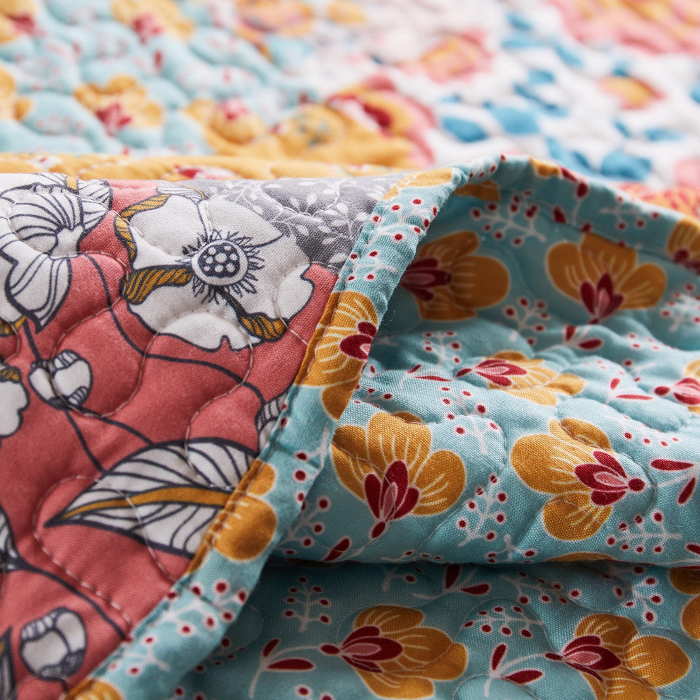 Barefoot Bungalow Carlie Quilt and Pillow Sham Set - Calico King