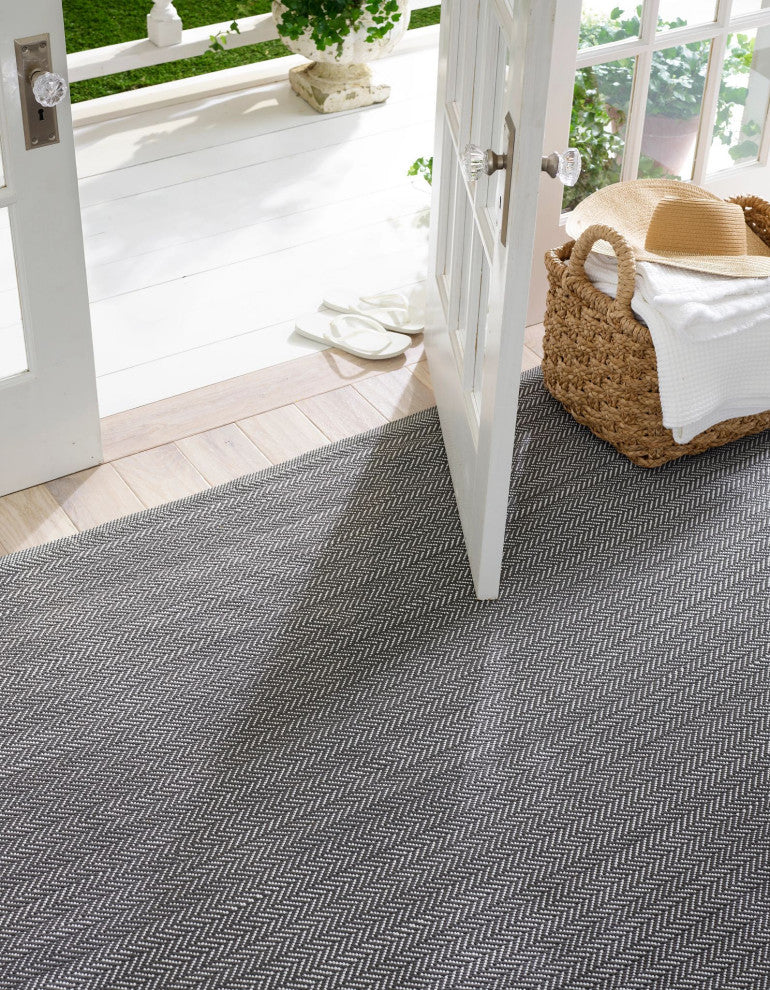 Dash & Albert Herringbone Shale/White Handwoven Indoor/Outdoor Rug, 2' x 3'