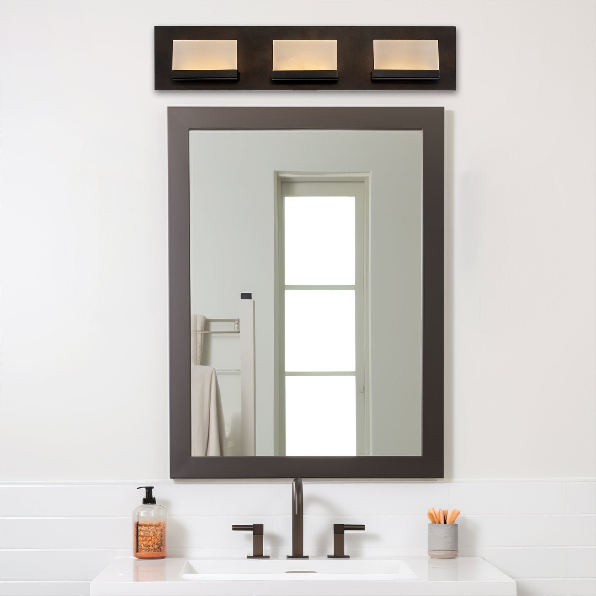 Kira Home Everett 24" 30W Integrated LED Bathroom/ Light, Rectangular Acrylic
