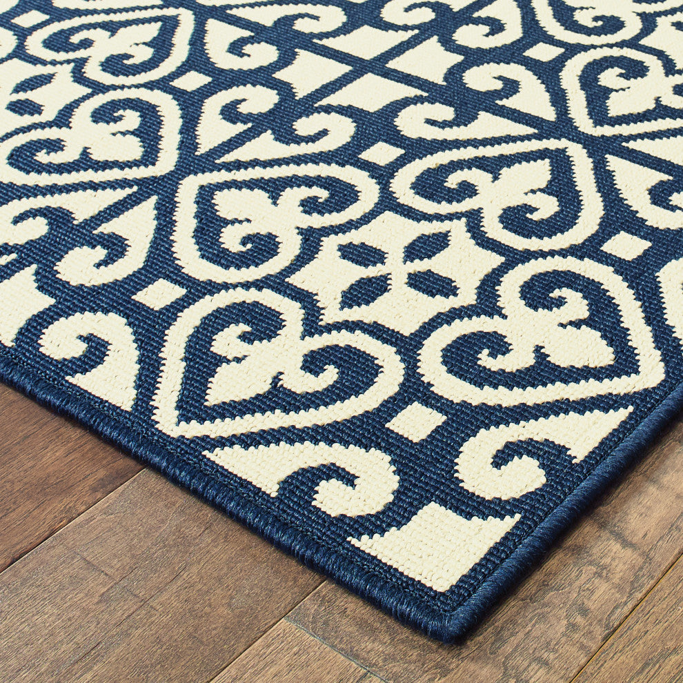 Oriental Weavers Marina Ivory/ Navy Geometric Indoor/Outdoor Rug 5'3"X7'6"