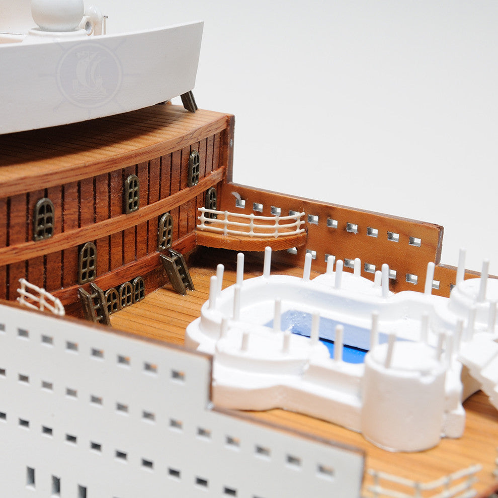 Queen Mary II L Cruise Ship Model