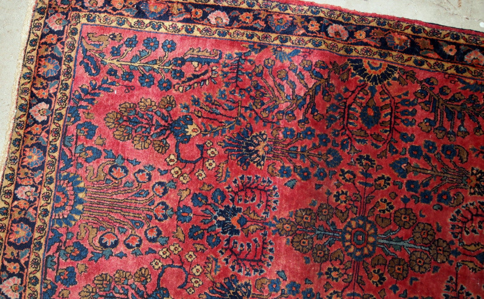 Handmade antique Persian Sarouk rug 3.7' x 5.4' (112cm x 164cm) 1920s