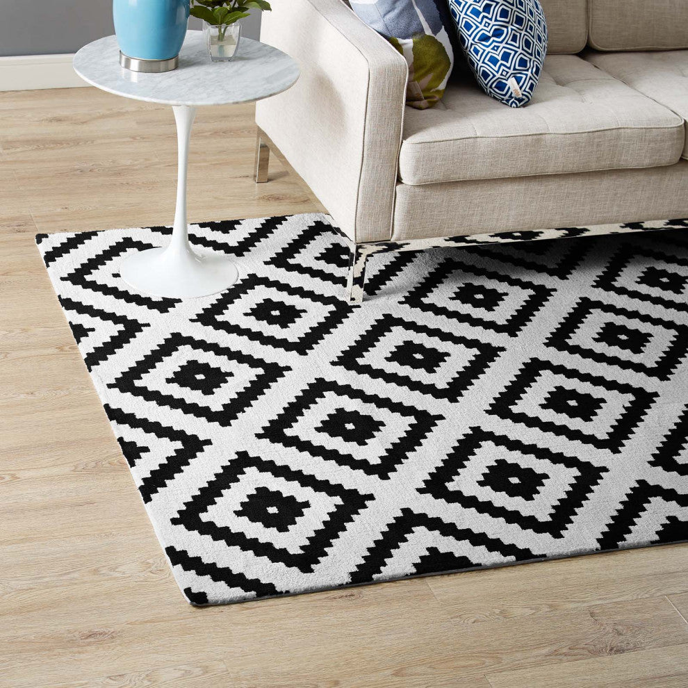 Alika Abstract Diamond Trellis 5x8 Area Rug - Black and White
