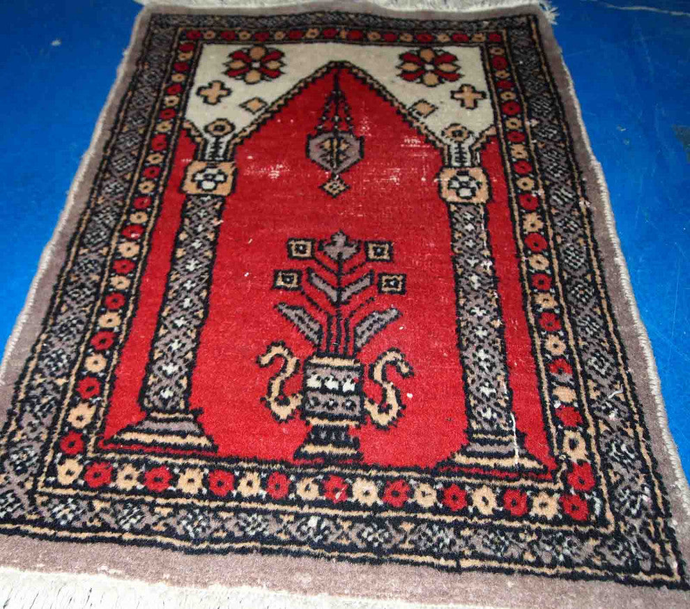 Handmade vintage Pakistani Lahore prayer rug 1.5' x 2' (46cm x 64cm) 1950s