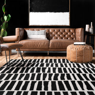 Nuloom Irregular Parallel Bars Area Rug, Black 4'x6'