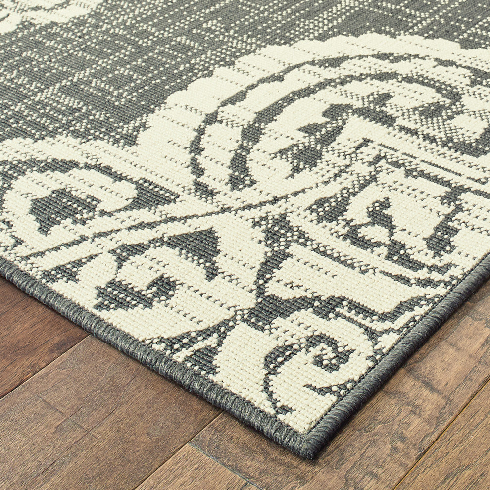 Martinique Overscale Medallion Grey/ Ivory Indoor/Outdoor Area Rug, 2'3"x7'6"