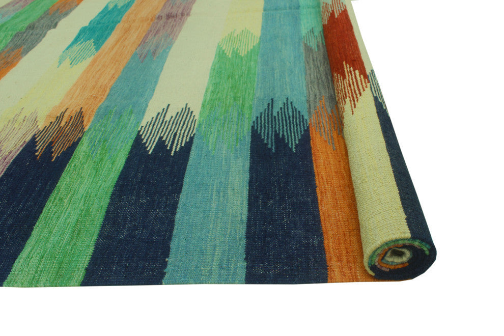 Winchester Kilim FeLight on Ivory/Blue Rug, 6'5x9'10
