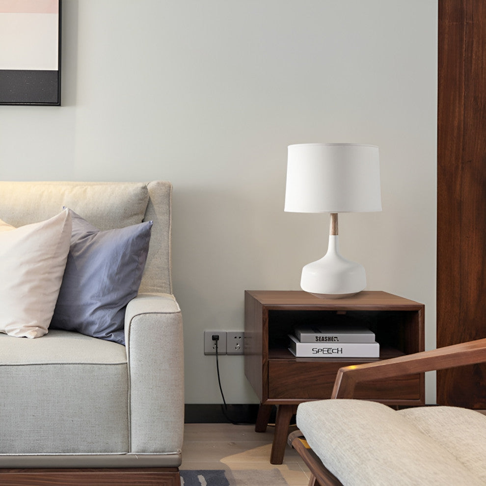 Gstaad | White Simple Desk Lamp in a Nordic Style