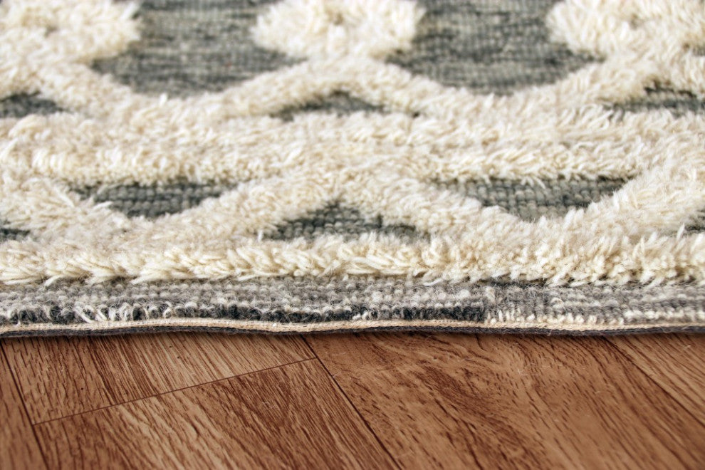 7" x 9" Gray and White Boho Chic Area Rug