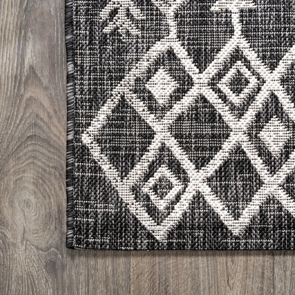 Tokay Bohemian Geometric Indoor/Outdoor Area Rug, Black/Ivory, 5''x8''