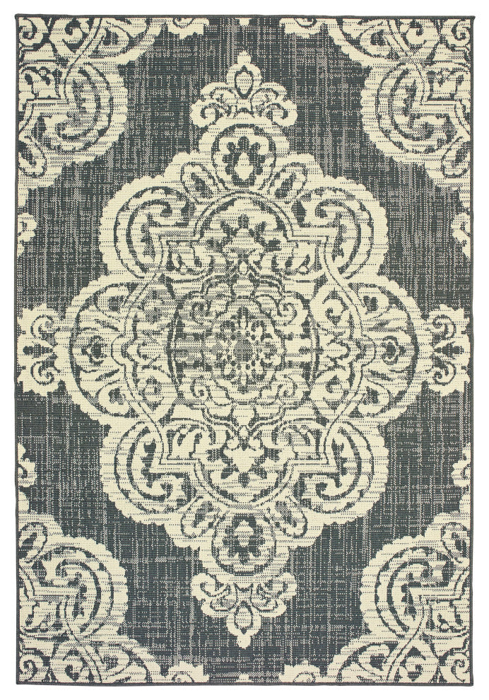 Oriental Weavers Marina Grey/ Ivory Oriental Indoor/Outdoor Rug 7'10"X10'10"
