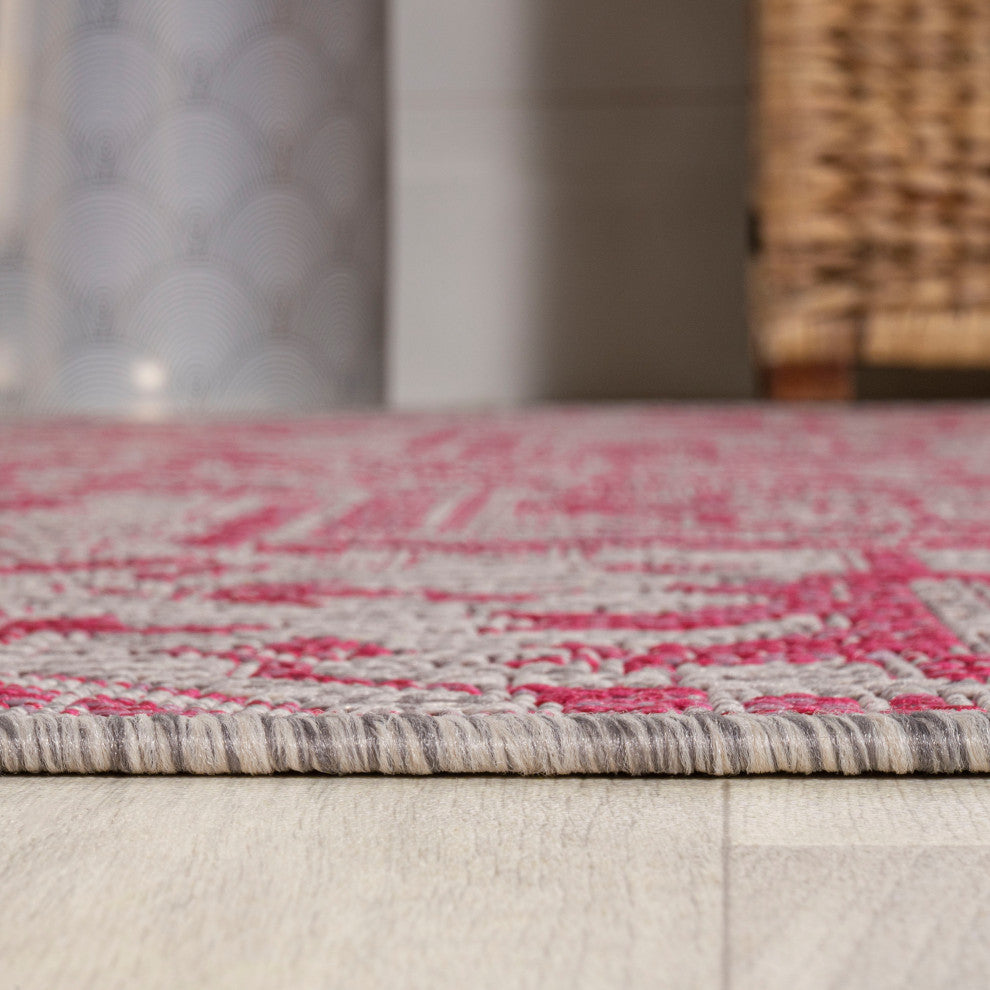 Estrella Bohemian Medallion Textured Weave Indoor/Outdoor, Light Gray/Fuchsia, 5' Round