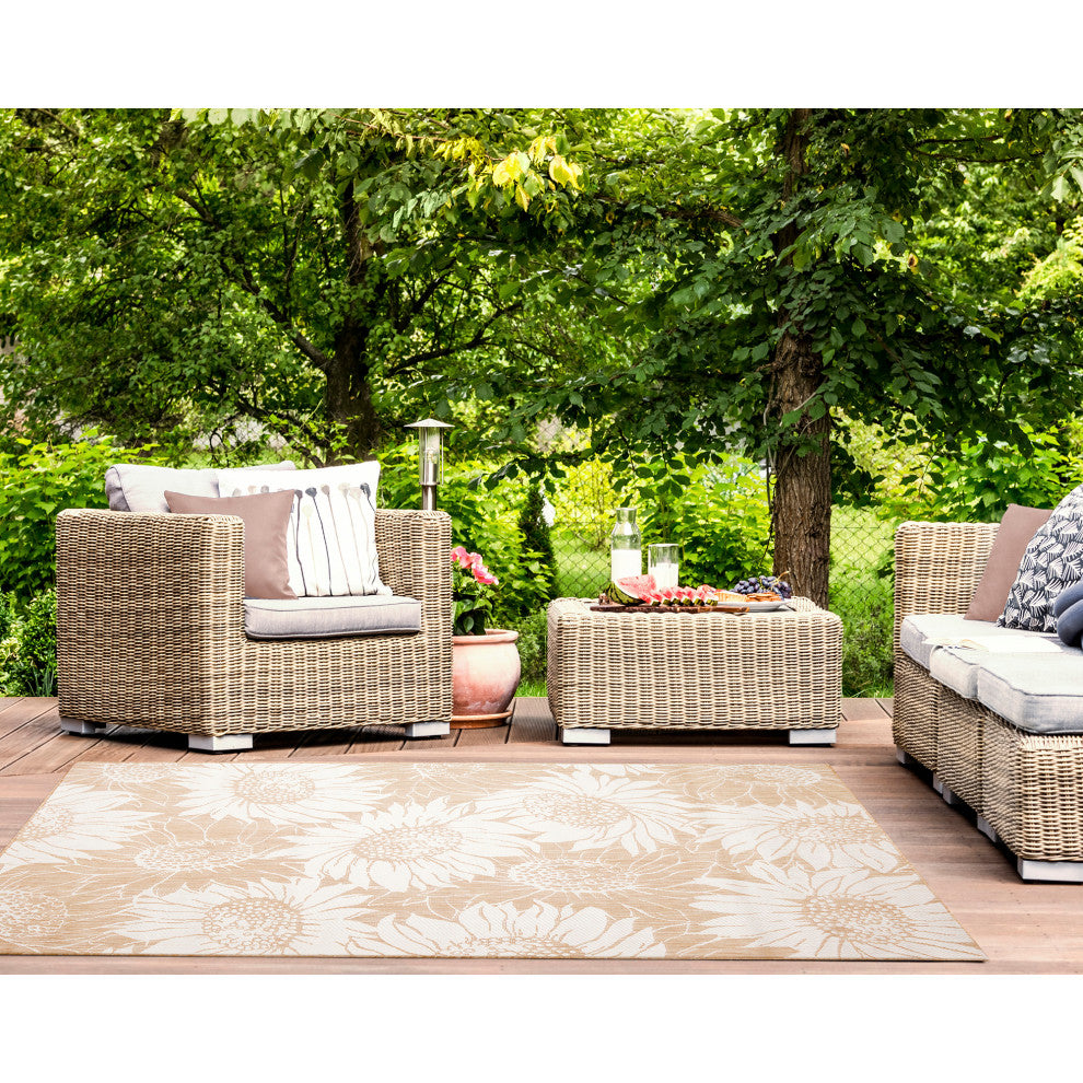 Carmel Sunflower Field Indoor/Outdoor Rug, Sand, 7'10"x9'10"