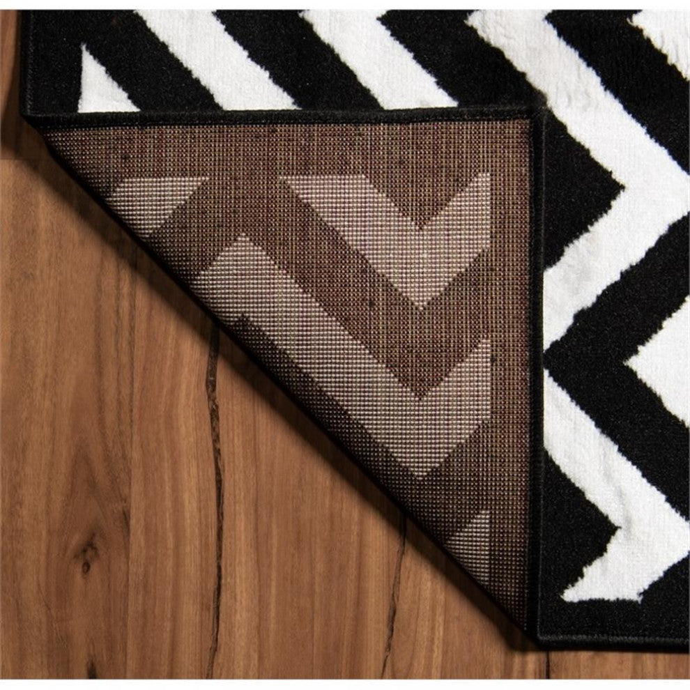 Linon Capri Chevron Machine Made Polypropylene 4'4"x7'3" Rug in Black