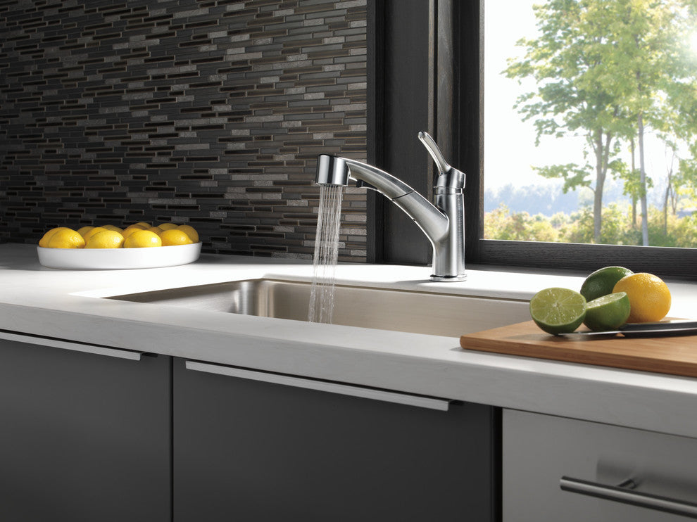 Delta Collins Single Handle Pull-Out Kitchen Faucet, Arctic Stainless