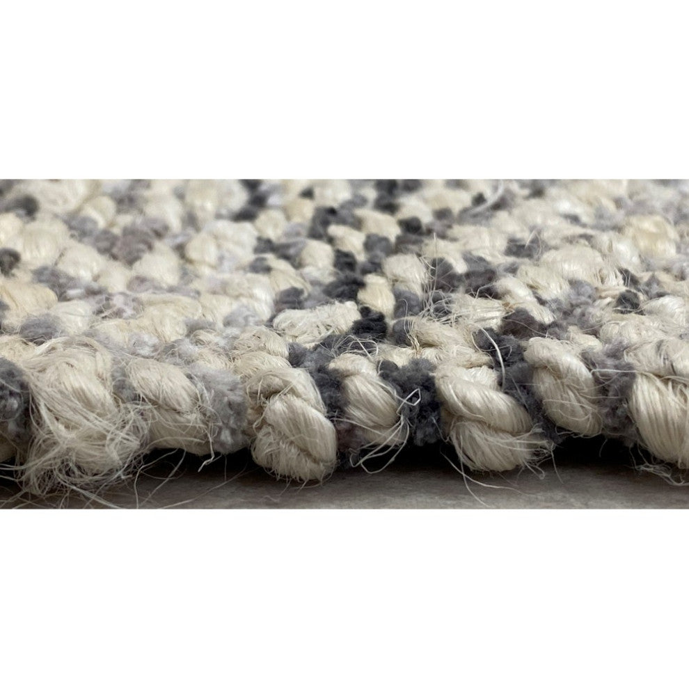 5" x 7" Gray and White Diamonds Area Rug