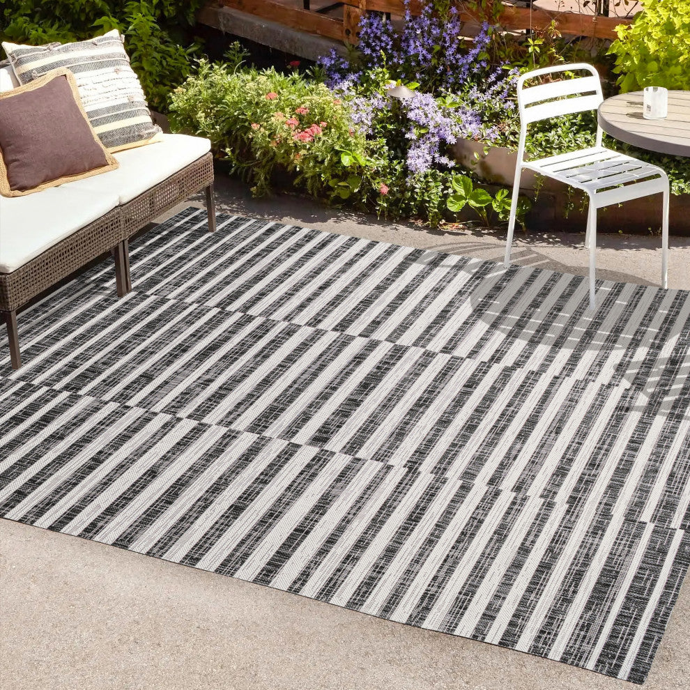 Sukie Modern Offset Stripe Indoor/Outdoor Area Rug, Black and Ivory, 4x6