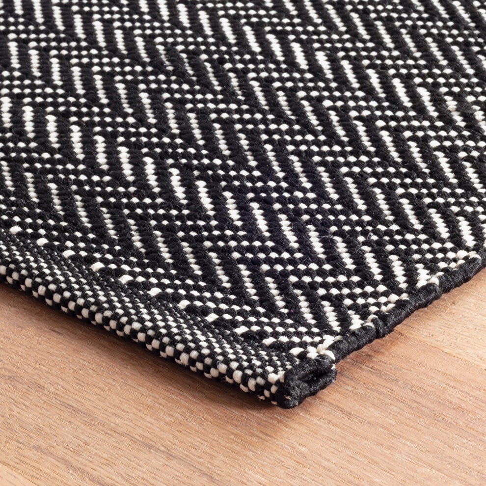 Dash & Albert Herringbone Black/Ivory Indoor/Outdoor Rug, Black, 2' x 3'