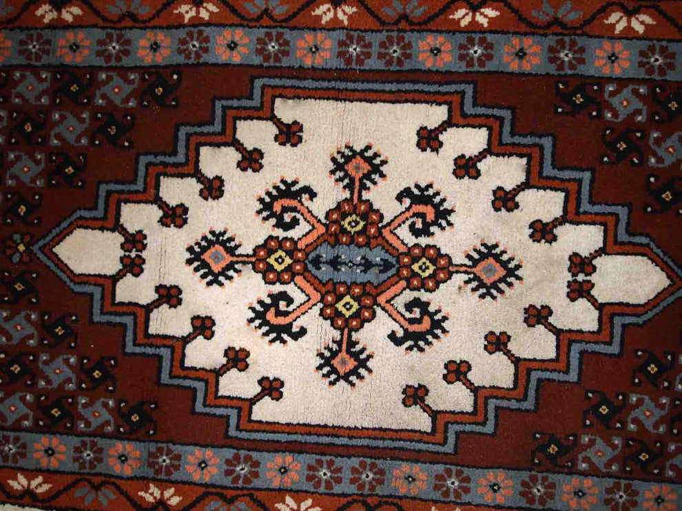 Handmade vintage Moroccan Berber rug 2.6' x 5.6' (81cm x 170cm) 1970s