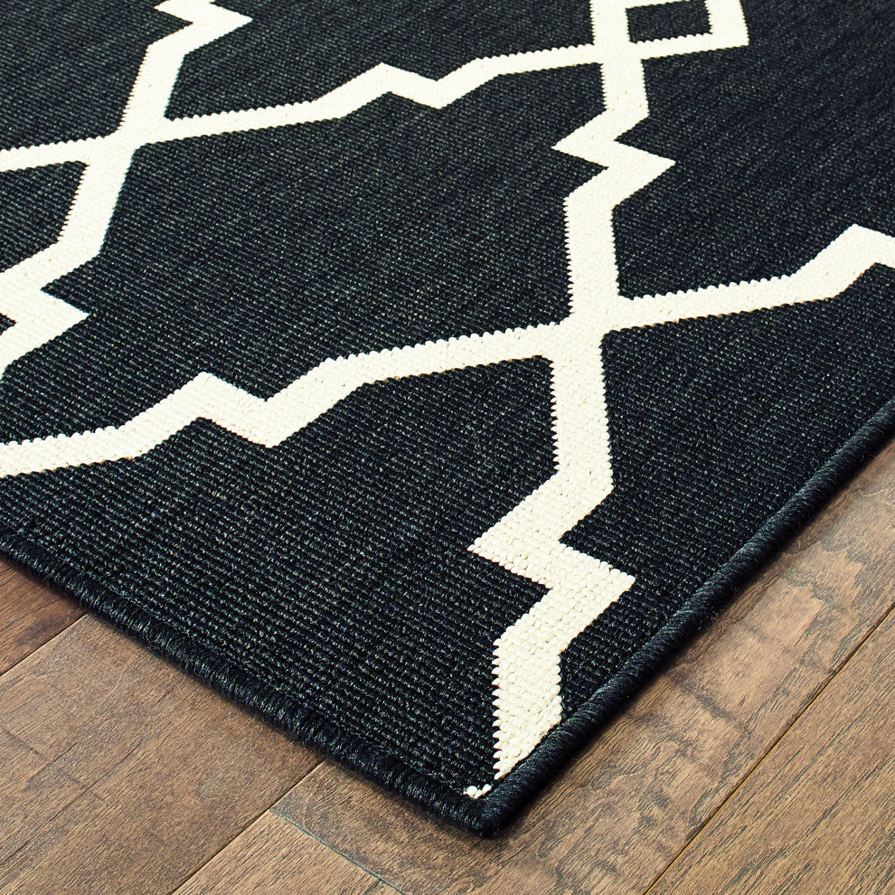 Martinique Lattice Black/ Ivory Indoor/Outdoor Area Rug, 6'7"x9'6"