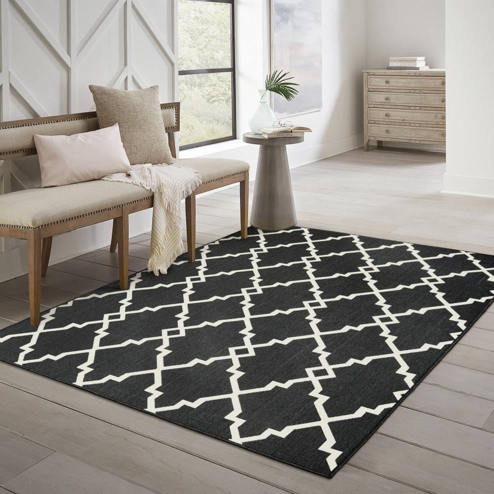 Oriental Weavers Marina Black/ Ivory Geometric Indoor/Outdoor Rug 5'3"X7'6"