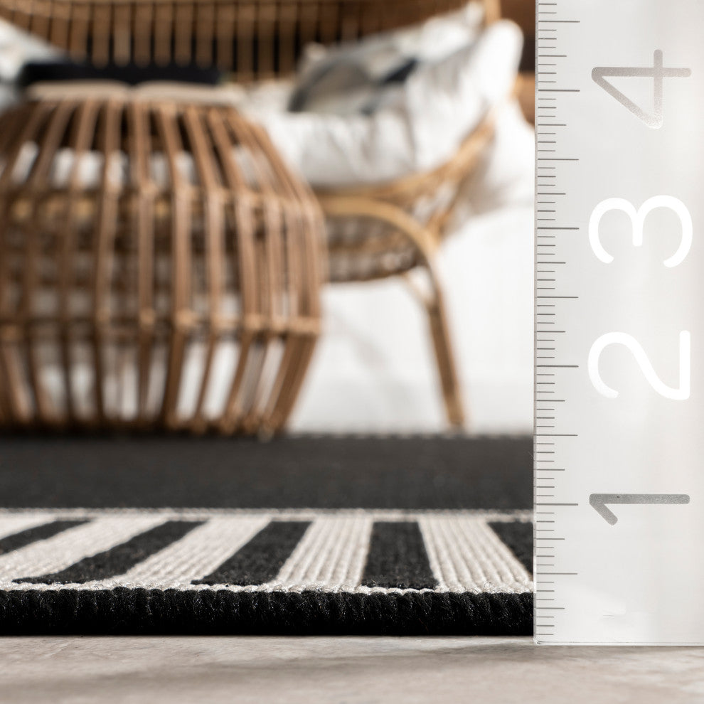 Nuloom Asha Simple Border Indoor/Outdoor Area Rug, Black 5'x8'