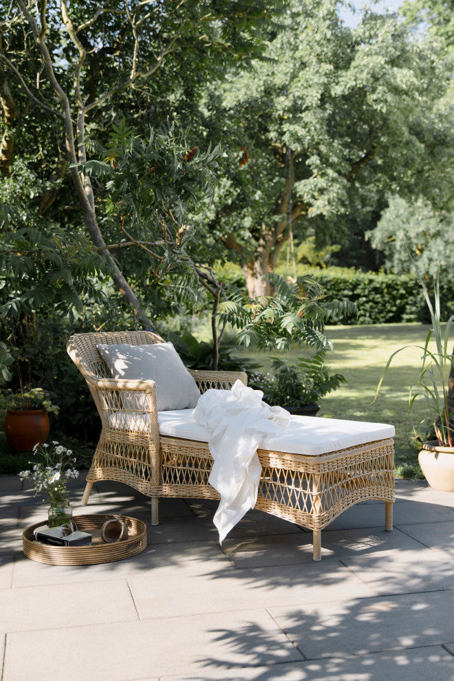 Olivia Chaise Lounge With Cushion, Natural Finish, Snow White Upholstery