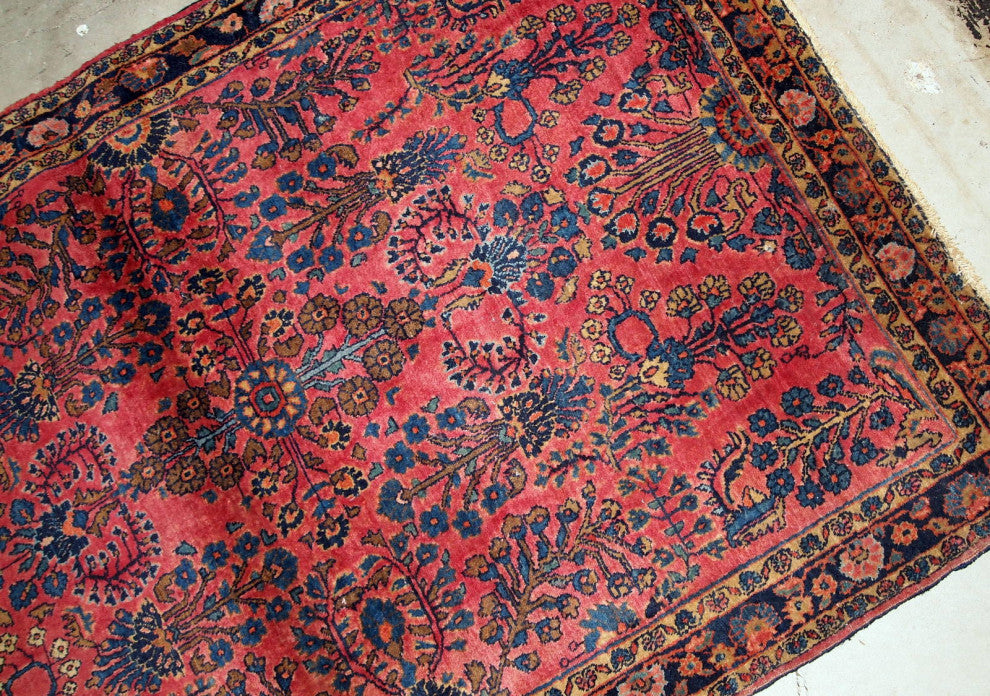 Handmade antique Persian Sarouk rug 3.7' x 5.4' (112cm x 164cm) 1920s
