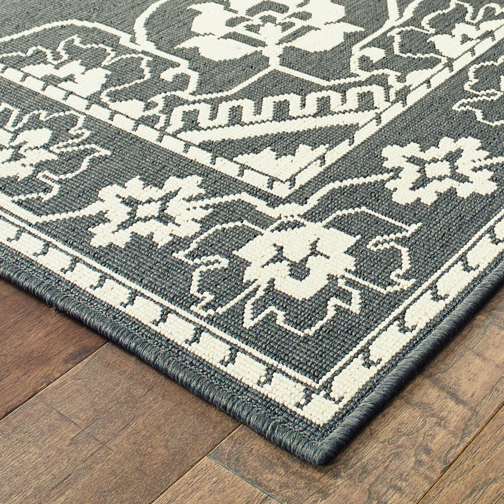 Martinique Floral Medallion Grey/ Ivory Indoor/Outdoor Area Rug, 2'3"x7'6"