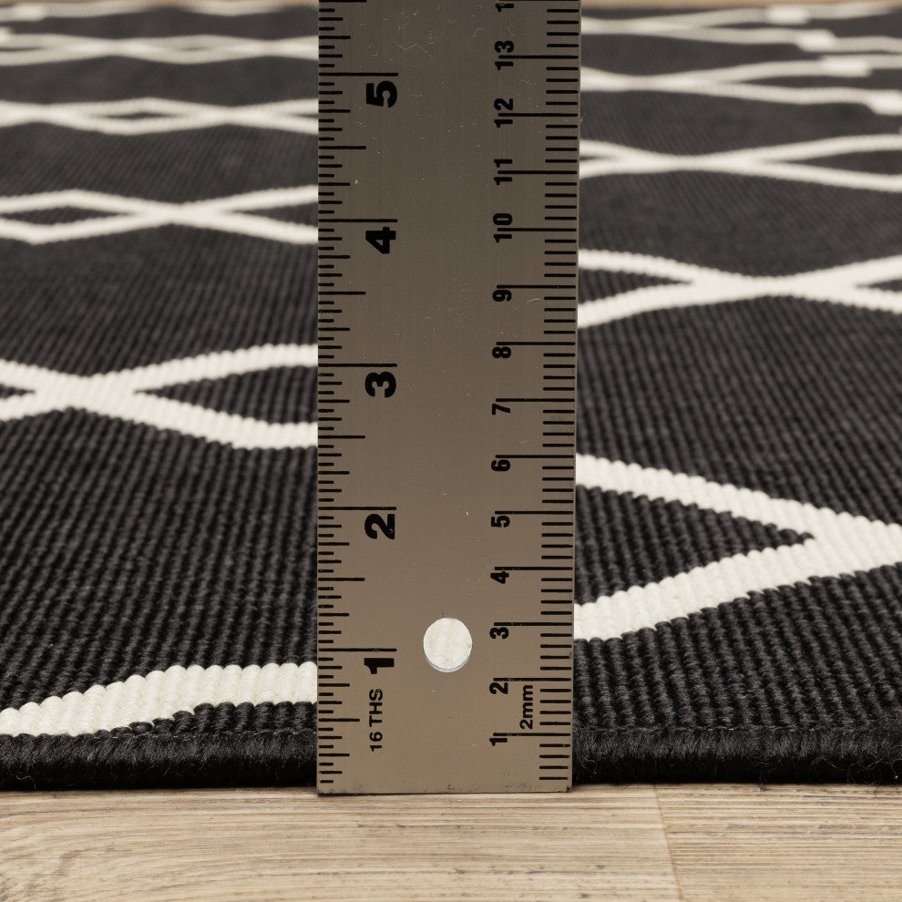 Martinique Lattice Black/ Ivory Indoor/Outdoor Area Rug, 8'6"x13'