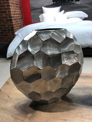 Facetado Round Silver Vase