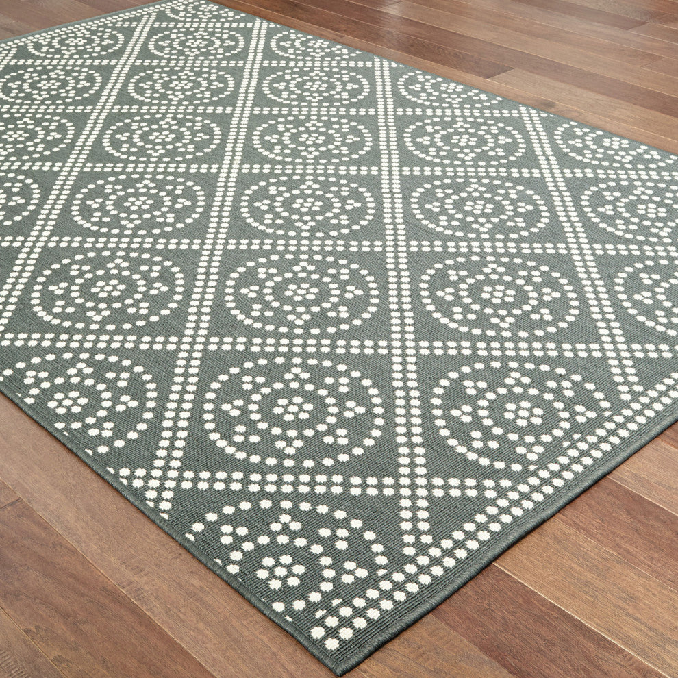 Martinique Lattice Medallions Grey/ Ivory Indoor/Outdoor Area Rug, 6'7"x9'6"