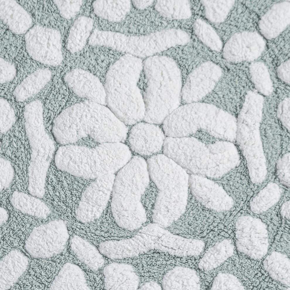 Cambridge Round Tufted Bath Mat With Tassels, Arctic/White