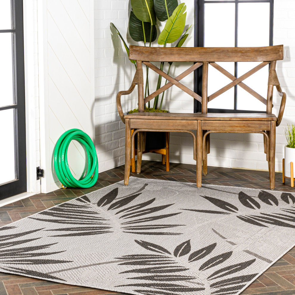 Havana Tropical Palm Leaf Indoor/Outdoor Area Rug, Gray/Black, 4 X 6
