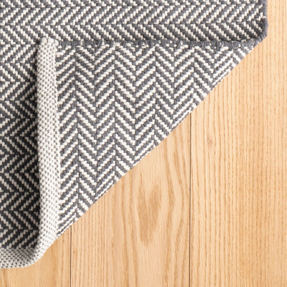 Dash & Albert Herringbone Shale/White Handwoven Indoor/Outdoor Rug, 2' x 3'