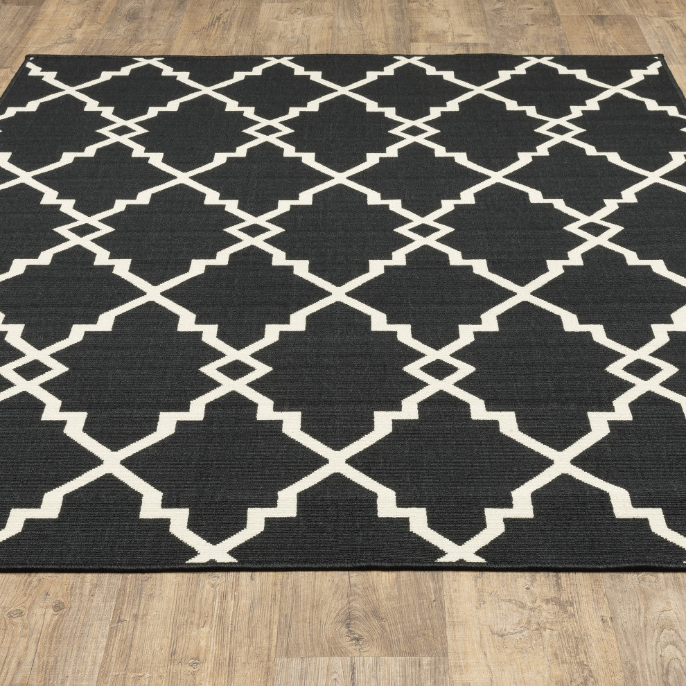 Oriental Weavers Marina Black/ Ivory Geometric Indoor/Outdoor Rug 5'3"X7'6"