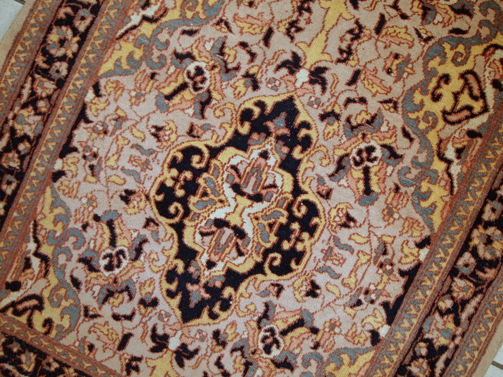 Handmade vintage Pakistani Lahore rug 3,1' x 5' ( 95cm x 154cm ) 1970