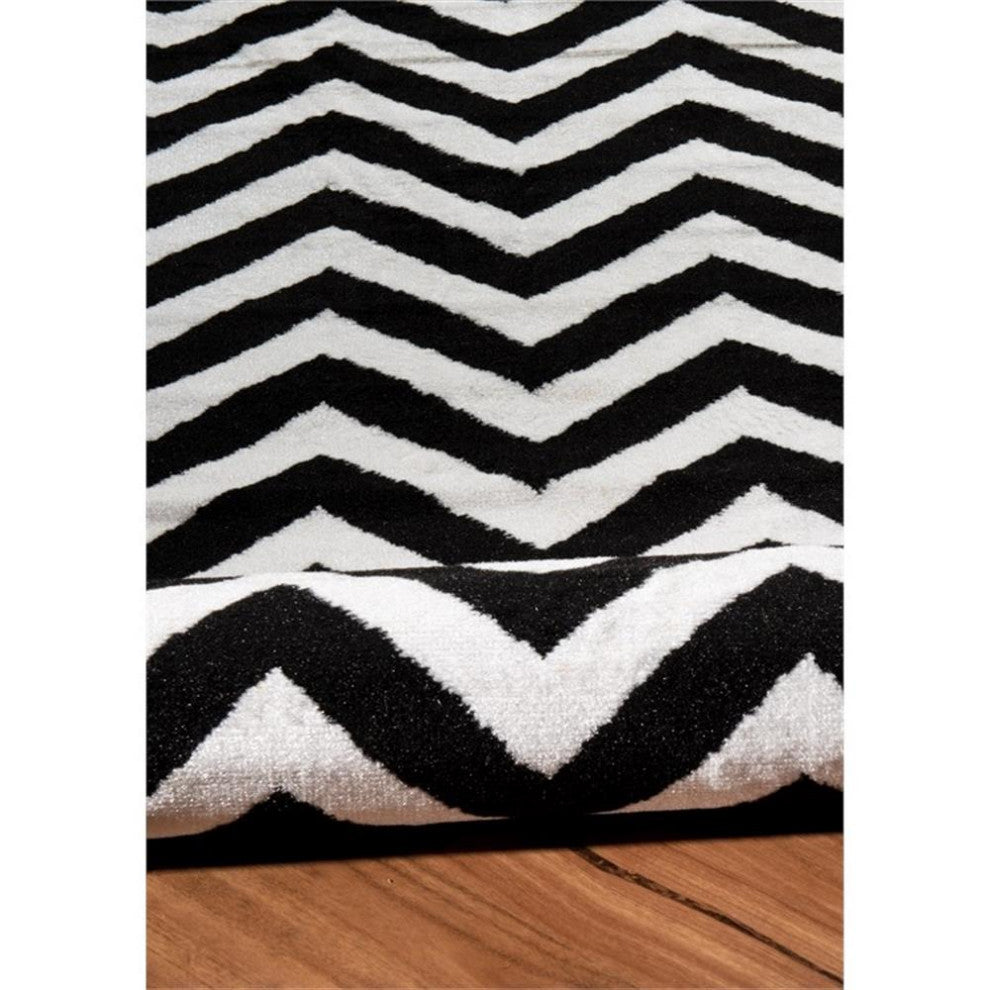 Linon Capri Chevron Machine Made Polypropylene 4'4"x7'3" Rug in Black
