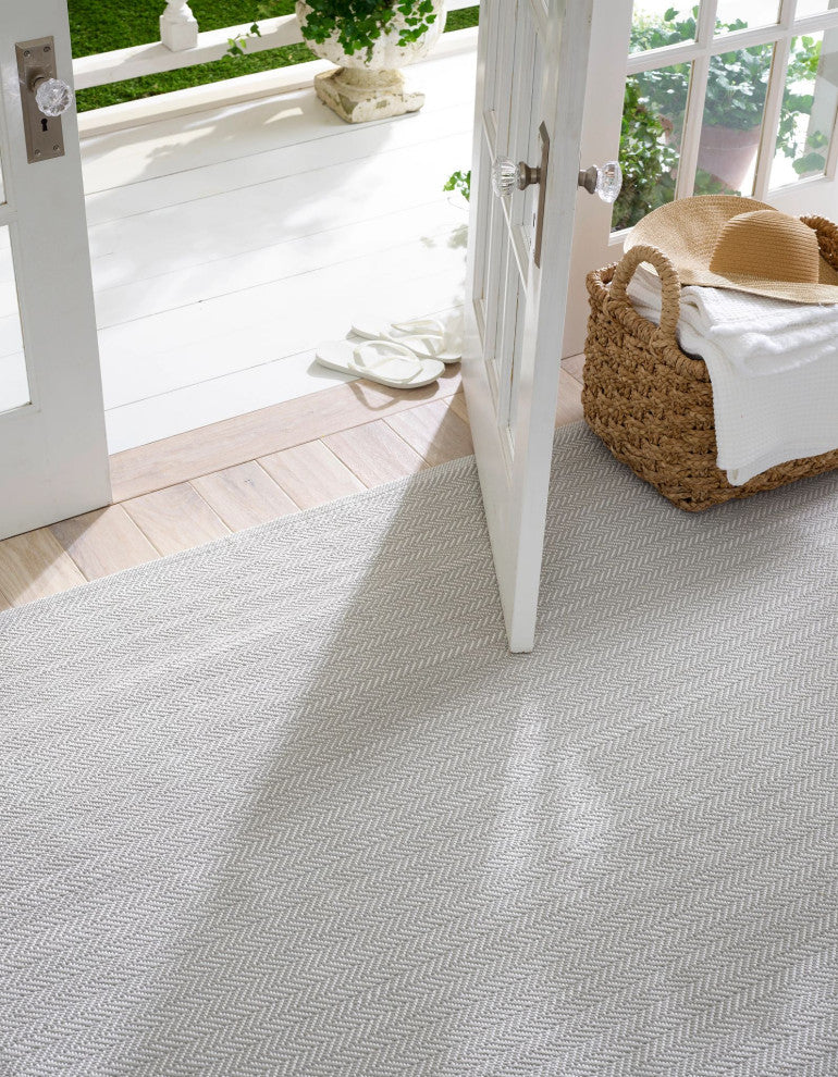 Dash & Albert Herringbone Grey/White Handwoven Indoor/Outdoor Rug, 2'6" x 8'