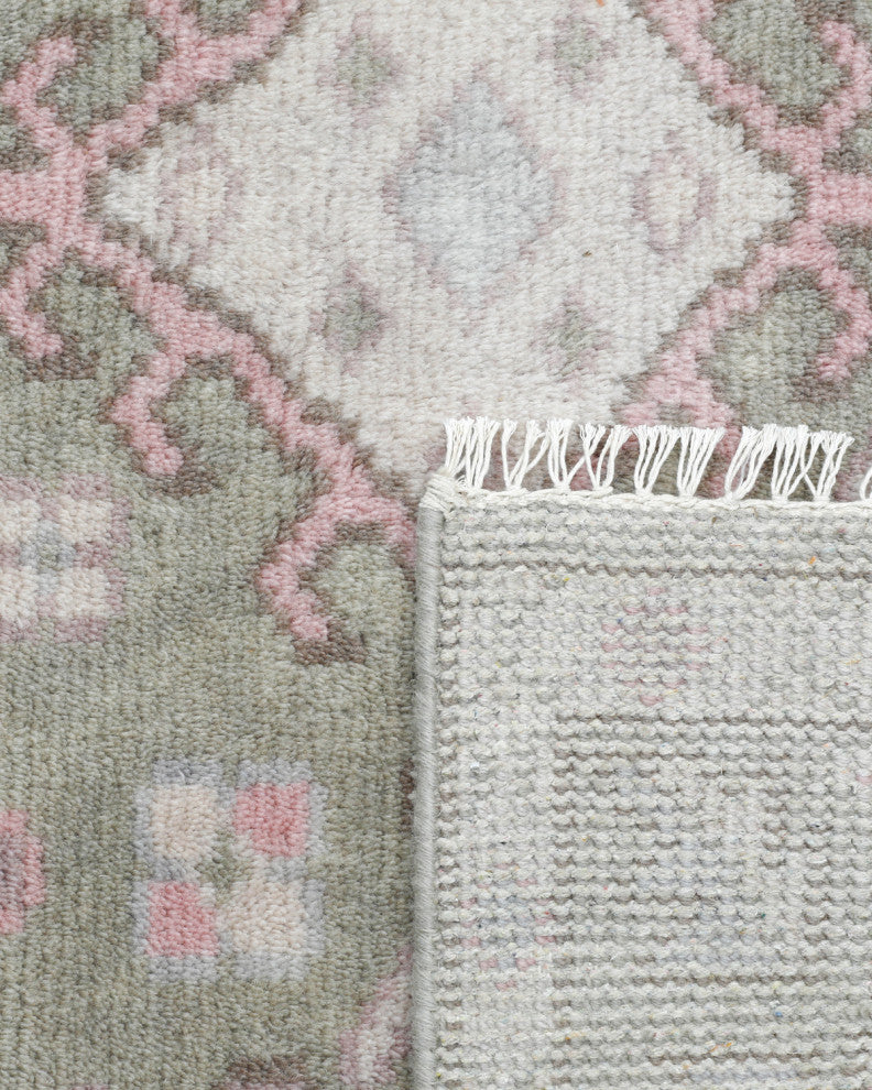 Utica, Handmade Area Rug 5' 0" x 8' 0"