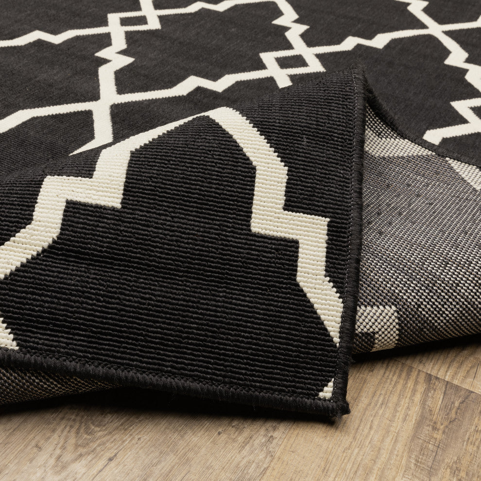 Martinique Lattice Black/ Ivory Indoor/Outdoor Area Rug, 6'7"x9'6"