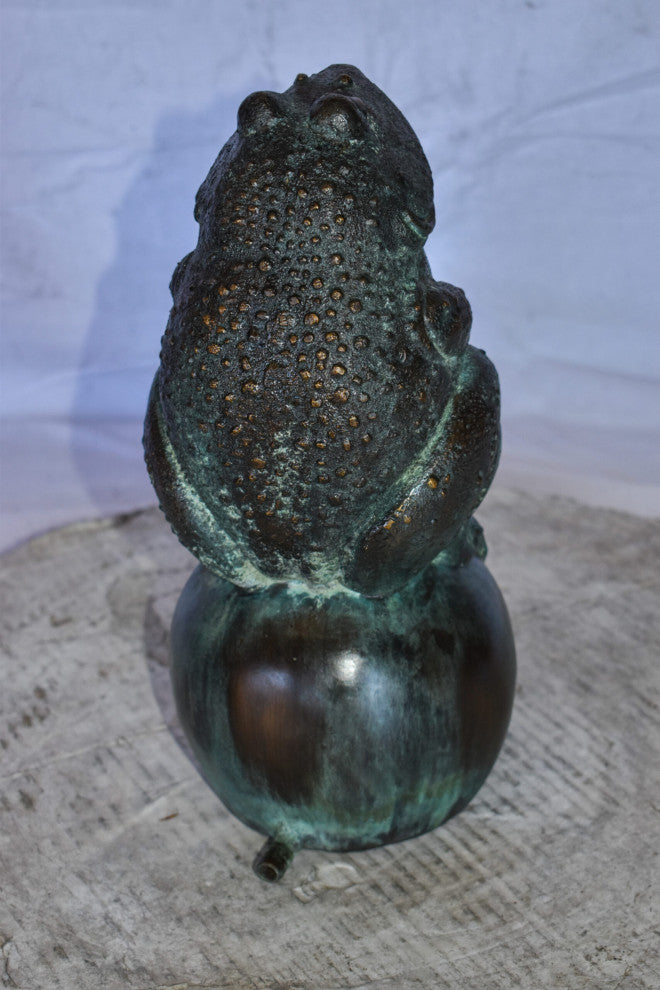 Frog With Green Patina Bronze Statue Fountain Size: 6" x 6" x 14"H
