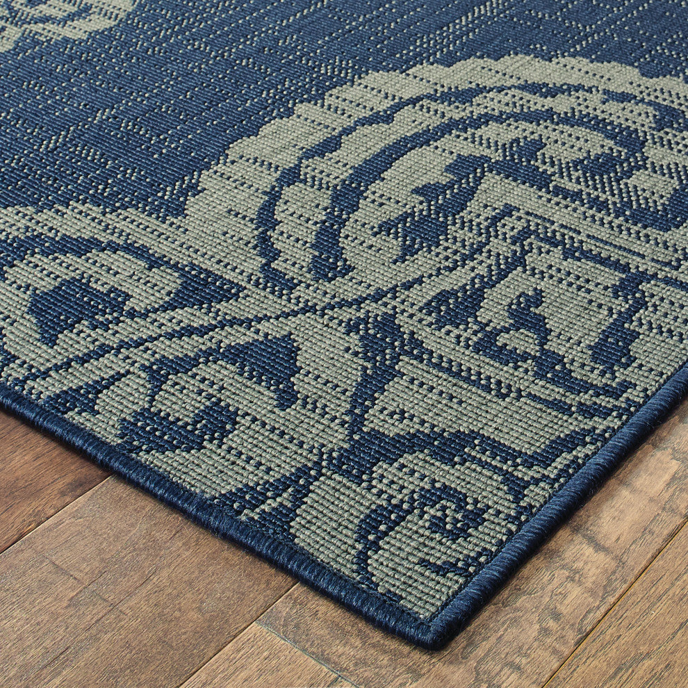 Martinique Overscale Medallion Navy/ Grey Indoor/Outdoor Area Rug, 7'10"X10'10"