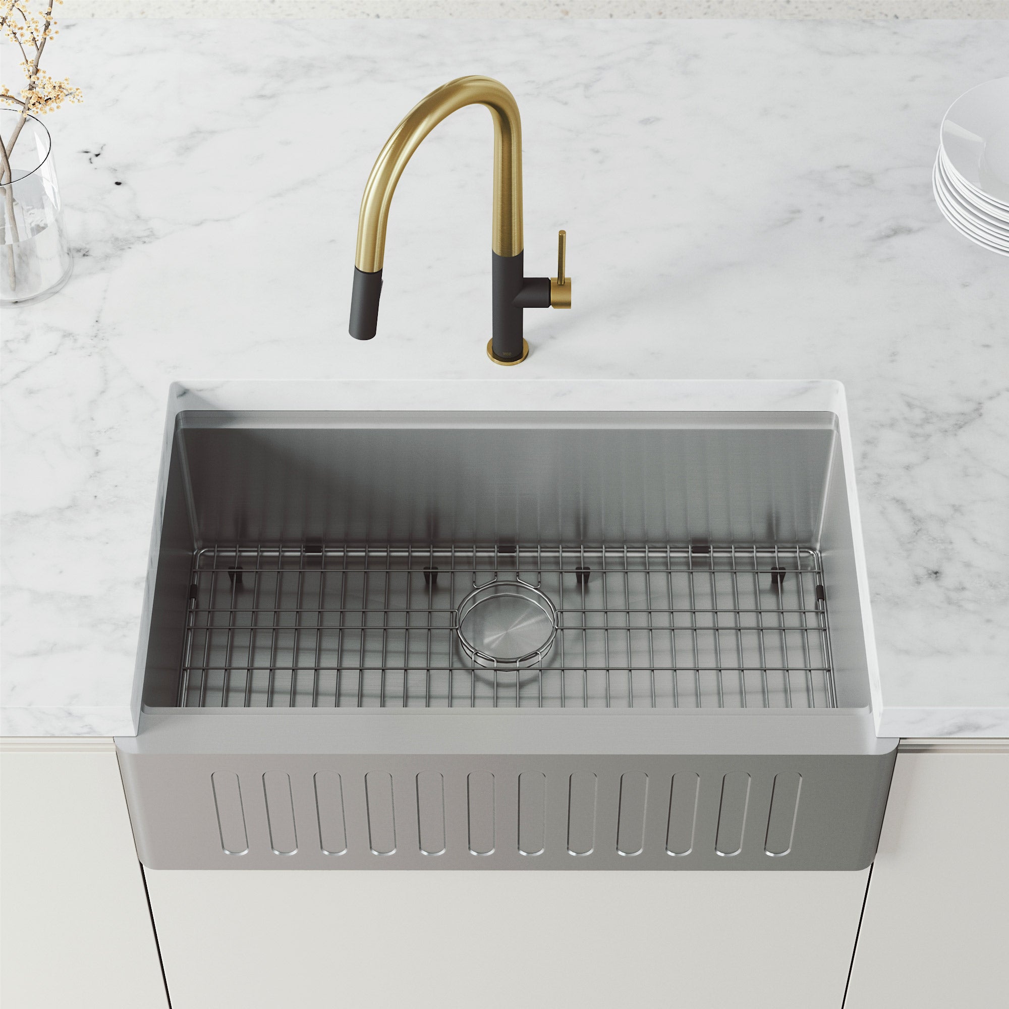 VIGO Greenwich 18" H Single Handle Pull-Down Sprayer Kitchen Faucet, Matte Brushed Gold/Matte Black, No Sensor, Without Extras