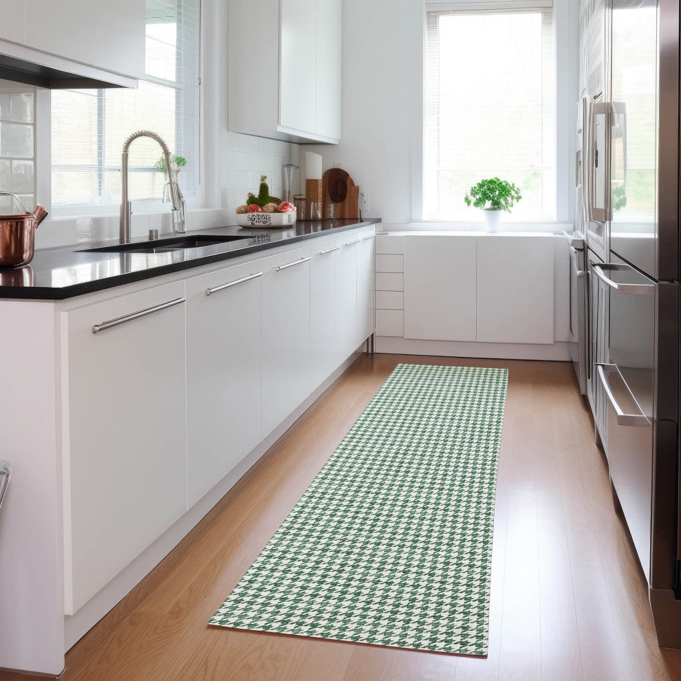Indoor/Outdoor Hinton HN1 Green Machine Washable 2'3" x 10' Rug