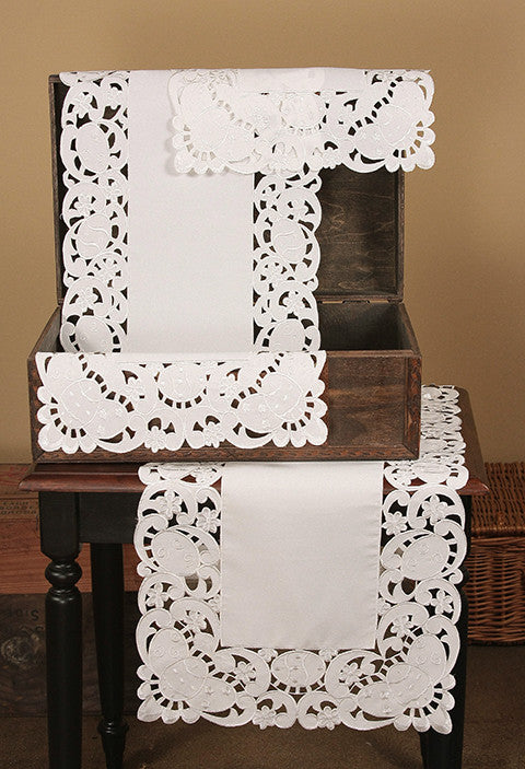 Spring Egg, 34"x34" Table Topper, White